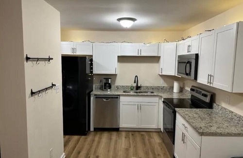 Greensboro Casa | 11 mins to PTI or NC A&T; 16 min from GSO Coliseum; 3 min from the I-840!
