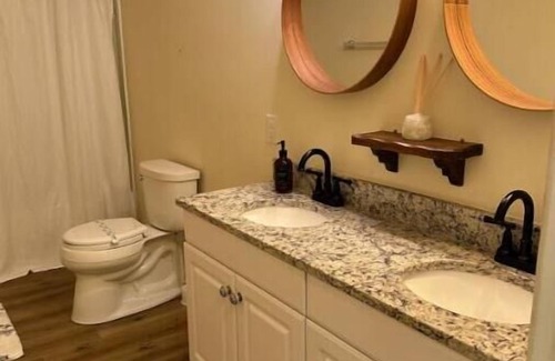 Greensboro Casa | 11 mins to PTI or NC A&T; 16 min from GSO Coliseum; 3 min from the I-840!
