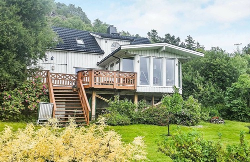 Naeroy Casa | 11 person holiday home in kolvereid
