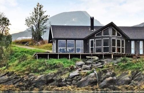Flesnes Casa | 11 person holiday home in Gullesfjord