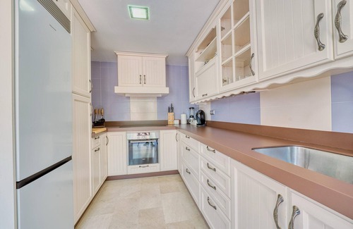 Marbella Chalet De Esquí | 1107 Casa Familiar en Primera Línea de Playa con Piscina