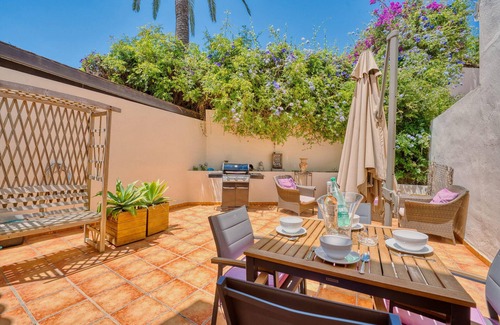 Marbella Chalet De Esquí | 1107 Casa Familiar en Primera Línea de Playa con Piscina