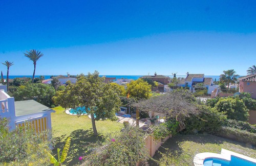 Marbella Chalet De Esquí | 1109 Encantadora Villa Familiar con Vistas Panorámicas al Mar