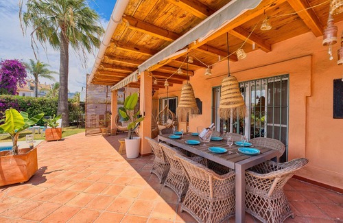 Marbella Chalet De Esquí | 1109 Encantadora Villa Familiar con Vistas Panorámicas al Mar