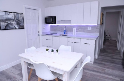 West Little Havana Apartamento | 1109 Douglas Rd · Lovely 1-bed apt with private patio & parking