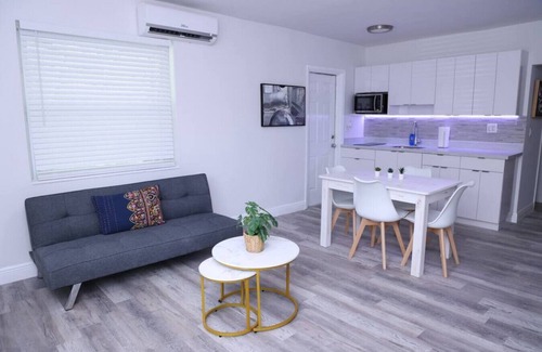 West Little Havana Apartamento | 1109 Douglas Rd · Lovely 1-bed apt with private patio & parking