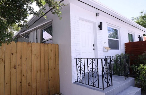 West Little Havana Apartamento | 1109 Douglas Rd · Lovely 1-bed apt with private patio & parking