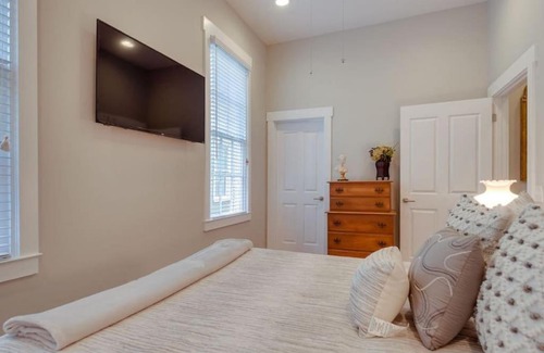 Historic Downtown Savannah Cama Y Desayuno | 111 Waldburg street Beautifully Renovated Historic 5 bedroom 5 bath