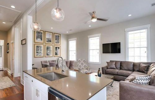 Historic Downtown Savannah Cama Y Desayuno | 111 Waldburg street Beautifully Renovated Historic 5 bedroom 5 bath