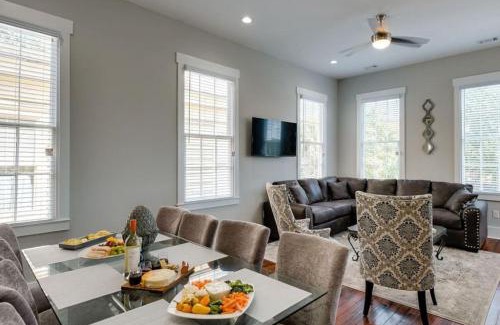 Historic Downtown Savannah Cama Y Desayuno | 111 Waldburg street Beautifully Renovated Historic 5 bedroom 5 bath