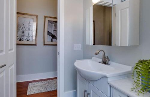 Historic Downtown Savannah Cama Y Desayuno | 111 Waldburg street Beautifully Renovated Historic 5 bedroom 5 bath