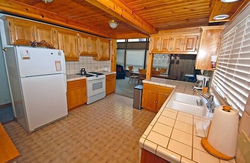 Montgomery Estates Cabina | 1116 Golden Bear 3 Bedroom Cabin by RedAwning