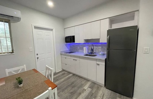 West Little Havana Apartamento | 1117 Apt 3 · 1bed/1bath apt w/ parking & patio great location !