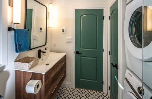 Rosemount Casa | 111H-3 · Kingsdale Designer Tiny house w/ king bed