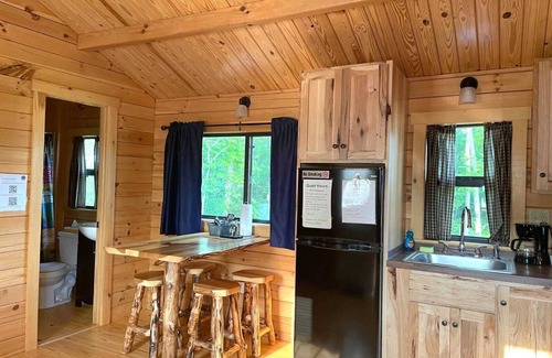 Logan Cabina | 115) Quail Log Cabin. Close to Hocking Hills State Park and more!