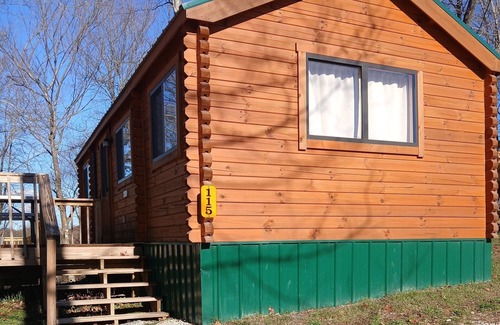 Logan Cabina | 115) Quail Log Cabin. Close to Hocking Hills State Park and more!