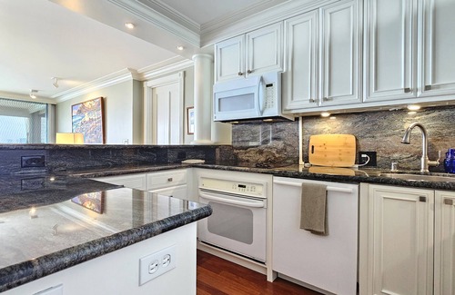 Diamond Head - Kapahulu - St. Louis Condominio | 11th Floor 2 Bedroom Sans Souci condo w/ incredible bay views