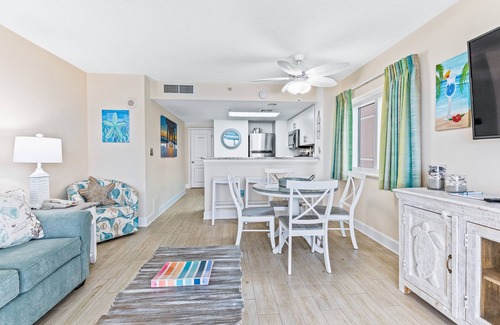 Crescent Beach Condominio | 11th-floor oceanfront condo with hot tub, pool, & central AC