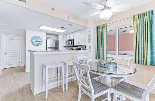 Crescent Beach Condominio | 11th-floor oceanfront condo with hot tub, pool, & central AC