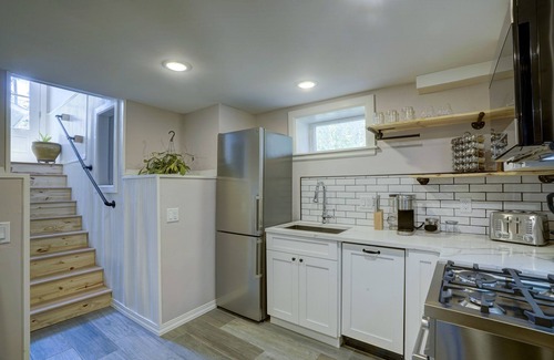 Franklin to the Fort Apartamento | 11th Street Chic EcoRetreat with Brookinen Sheets Private Entrance & Fenced Yard