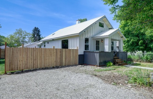 Franklin to the Fort Apartamento | 11th Street Chic EcoRetreat with Brookinen Sheets Private Entrance & Fenced Yard