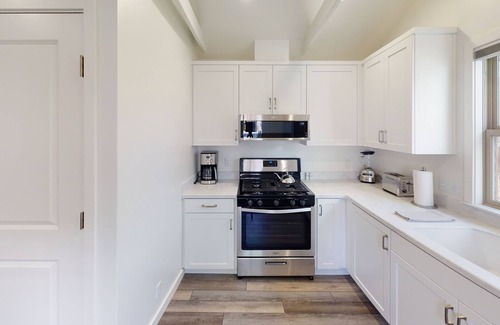 Arcata Casa | 11th Street Studio~Stylish & 3 blocks Plaza!