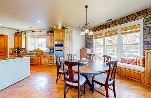 Hesperia Casa | 12-acre home with outdoor areas, basketball/pickleball/volleyball & home gym