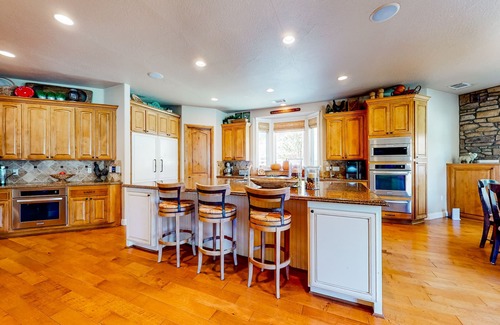 Hesperia Casa | 12-acre home with outdoor areas, basketball/pickleball/volleyball & home gym