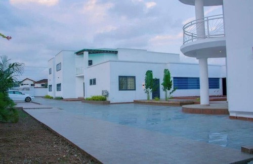 East Legon Apartamento | 12 Bedrooms -13beds for Group Stay in East- Legon