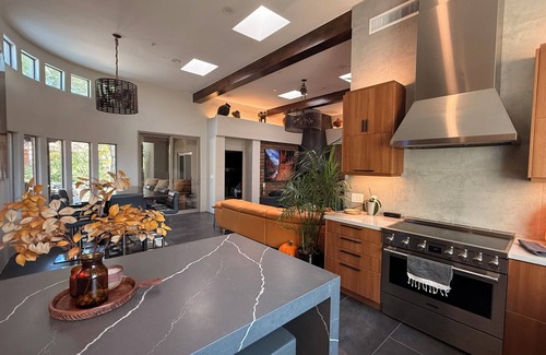 Pinnacle Peak Casa | Hogar personalizado de más de 12 habitaciones con 2 casitas, campo de astillado de 18 hoyos y cueva para hombres