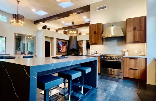 Pinnacle Peak Casa | Hogar personalizado de más de 12 habitaciones con 2 casitas, campo de astillado de 18 hoyos y cueva para hombres