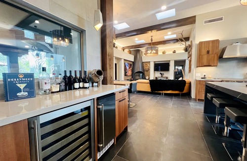 Pinnacle Peak Casa | Hogar personalizado de más de 12 habitaciones con 2 casitas, campo de astillado de 18 hoyos y cueva para hombres