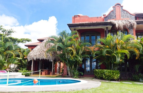 Esterillos Este Villa | 123: 3 PISCINAS, VISTAS AL OCÉANO, TERRAZAS DE YOGA, PINGPONG, ¡BRISAS FRESCAS!