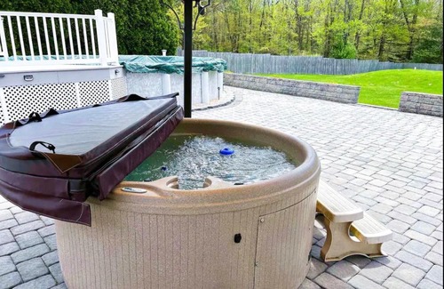 Reeders Casa | 12 Guest Villa Hot Tub With Large Backyard