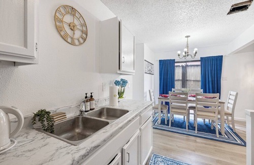 Heritage Casa | 12 Guests near Lackland AFB 9603 SeaWorld