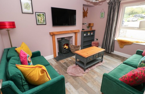 Oldwalls Casa | 12 MALTHALL, pet friendly, with open fire in Llanrhidian