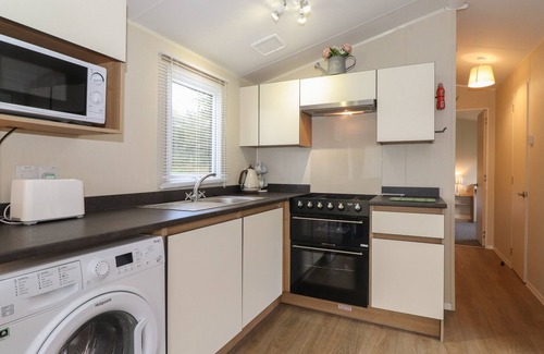 Carnforth Cabaña | 12 MEADOW VIEW, pet friendly, with a garden in Kirkby Lonsdale