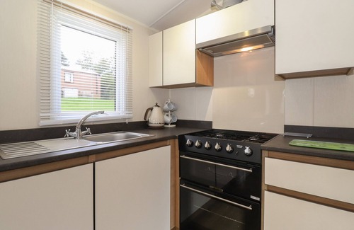 Carnforth Cabaña | 12 MEADOW VIEW, pet friendly, with a garden in Kirkby Lonsdale