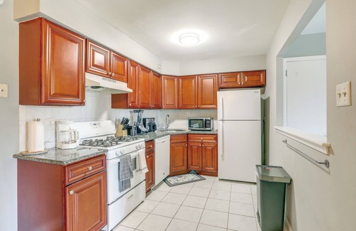 Northeast Philadelphia Apartamento | 12 Mi to Center City: Philadelphia Apt w/ Balcony