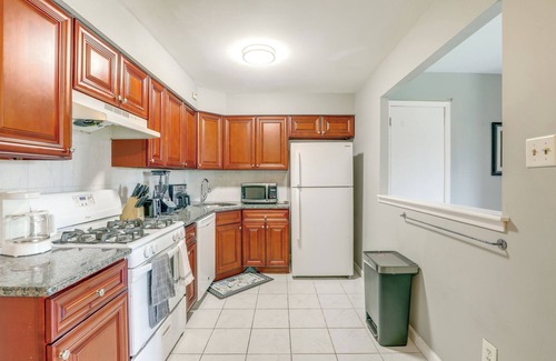 Northeast Philadelphia Apartamento | 12 Mi to Center City: Philadelphia Apt w/ Balcony