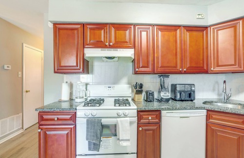Northeast Philadelphia Apartamento | 12 Mi to Center City: Philadelphia Apt w/ Balcony