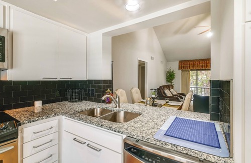 Las Colinas Condominio | 12 Mi to Downtown Dallas: Irving Condo w/ Balcony