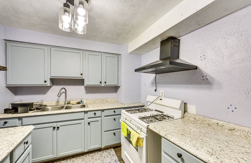 Penn Hills Casa | 12 Mi to Dtwn: Pittsburgh Home w/ In-Unit Laundry!