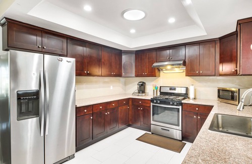 Rowland Heights Casa | Conveniente para Disneyland (menos de 15 millas) Modern Deco Home Capacidad de hasta 16