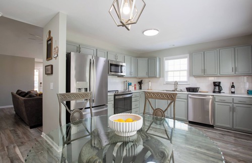 Greensboro Casa | 12 minutes to Wet 'n Wild Water Park! Family-sized 3 bedroom cozy happy home!