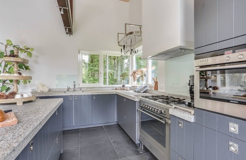 Uden Casa | 12 person detached country house with trampoline & Private outdoor hot tub