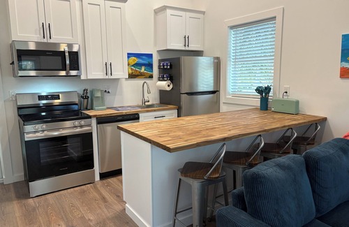 Mid Island Casa | 120 Falkirk Guest House-Trade Winter Snow for Florida Sunshine