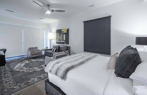 West End Hotel | 121 Hotel by AvantStay | Modern Executive Suite w/ Juliet Balcony In Nashville!