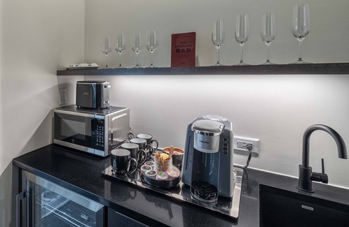 West End Hotel | 121 Hotel by AvantStay | Modern Executive Suite w/ Juliet Balcony In Nashville!