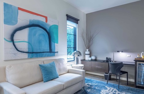 West End Cabaña | 121 Hotel Floor 1 & 2 by Avantstay Sleeps 34, 10 Units in Nashville